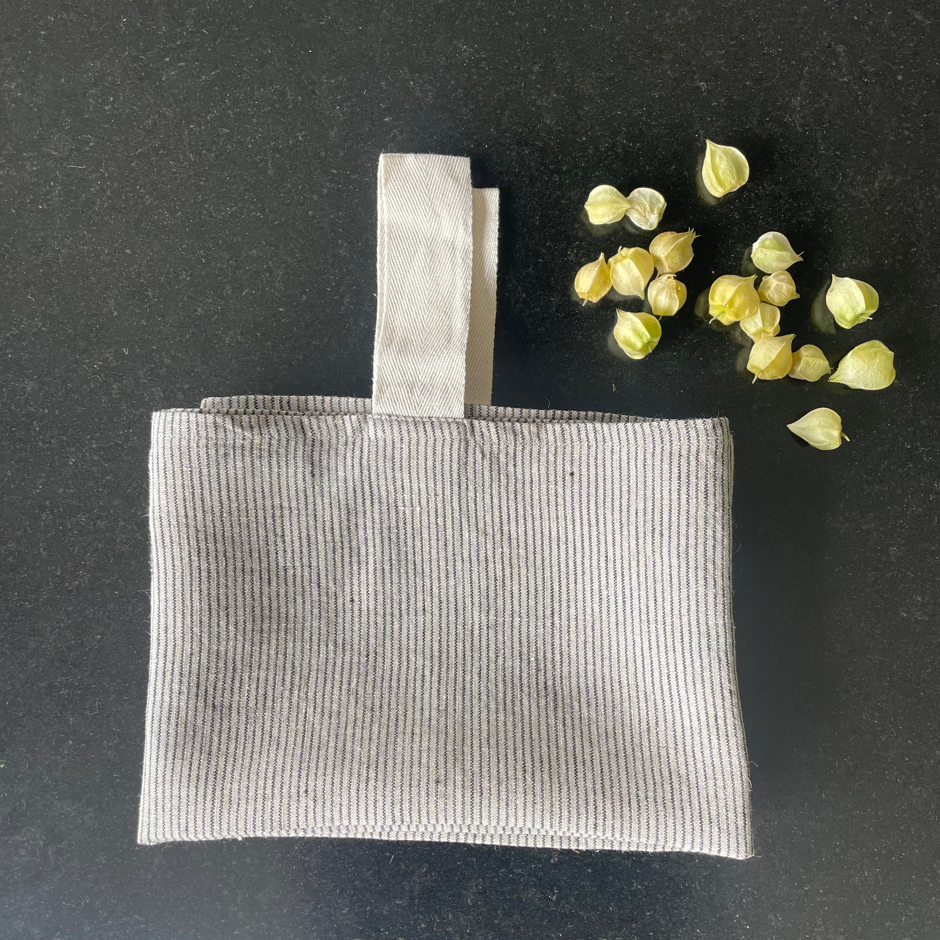 Linane väike rätik, tumesinine kalasabamuster